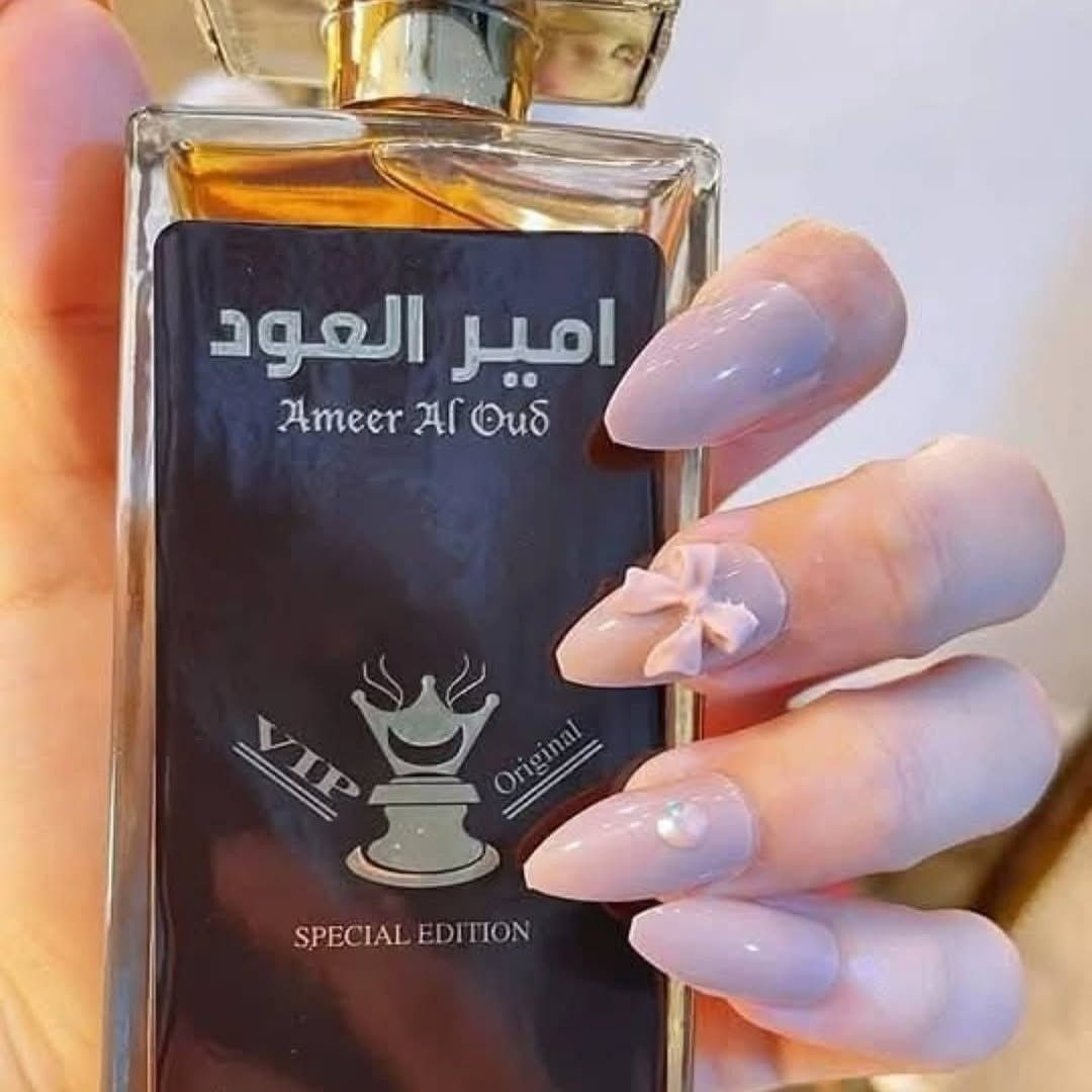 ✨ عطر أمير العود VIP (إصدار خاص)،  عطر شرقي للجنسين من إنتاج شركة فرجرانس وورلد (Fragrance World) الإماراتية 🇦🇪💯 . يشتهر هذا العطر برائحته الخشبية العميقة التي تعتمد بشكل أساسي على العود، ويُعتبر خياراً شائعاً لمحبي العطور الفخمة والثقيلة بأسعار مناسبة.

💎 عطر أمير العود VIP (Special  Edition)
يتميز هذا الإصدار بتركيبة عطرية غنية تجمع بين الدفء والجاذبية:
مقدمة العطر: خشب العود (العود)، الورد، والباتشولي.
قلب العطر: القرفة، العنبر، الأرز، مع نفحات إضافية من العود.
قاعدة العطر: خشب الصندل، المسك الأبيض، طحلب البلوط، والعود.
النوع: أو دو بارفان (Eau de Parfum).
الحجم: 100 مل.
الاستخدام: يُفضل استخدامه في  المناسبات نظراً لقوة ثباته وفوحانه العالي.  
✨ ثبات عالٍ يدوم لفترات طويلة على الجلد والملابس.
✨ يأتي في زجاجة سوداء أنيقة مع غطاء ذهبي مميز يعكس طابع الفخامة "VIP".
بديل اقتصادي: يُعتبر خياراً ممتازاً لمن يبحث عن رائحة العود الفاخرة التي تشبه العطور النيش الغالية بأسعار اقتصادية
#الاصلي المنشأ إماراتي 🇦🇪💯


**إذا كنت صاحب هذا الإعلان وتريد حذفه لأي سبب، رجاءا أرسل رسالة إلى الدعم الفني**