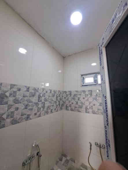 السلام عليكم بيت بلكوت الجديده العامري شارعه يخبل ومرتب كهرباء وماء ومجاري  قريب عالشارع  مساحته ٢٠٠ م بي غرفتين نوم وصاله ومطبخ واستقبال وصحيات داخليه وخارجيه ومناور عدد ٢ بيت جديد وابد ممسكون  سعره علخاص.    ***********. *********** رقم القطعه ١٦٩
