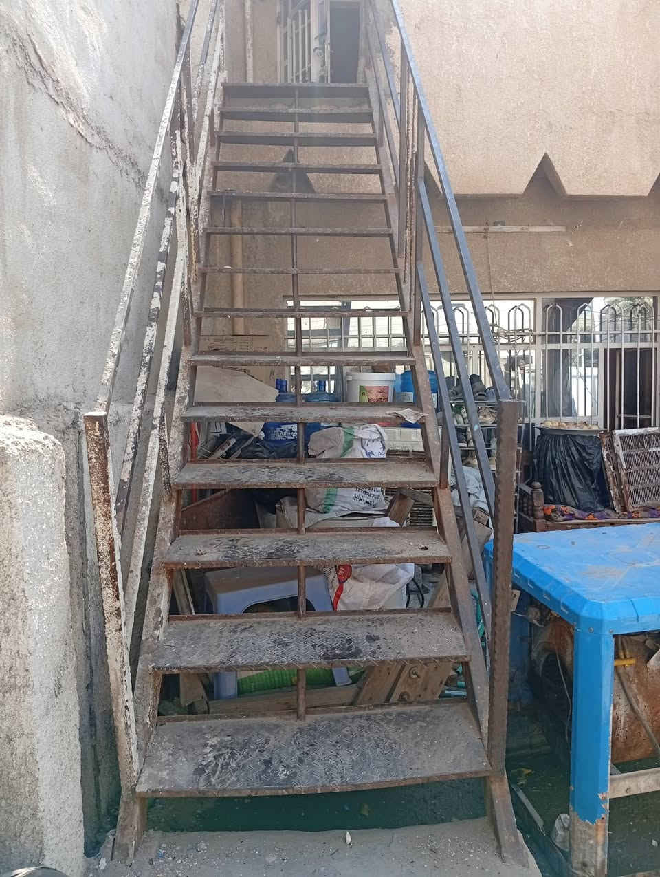 سلام عليكم من رخصت ابو الكروب طبعن عندي هاذه الدرج للبيع اوعندي سندوج طول الوحده 3متر اوعندي 4متر عددهن 10السندوجات لل استفسارهاذه رقمي *********** مكاني بغداد النفق منطقه حي حطين
