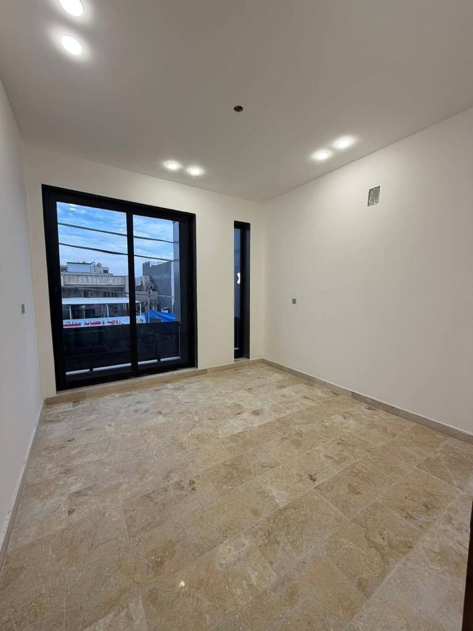 #دارللبيع

المساحة 54م واجهه 4م نزال 14م

واقع حال56م مع تشجير 

الغزالية مدير الامن شارع قاسم نافورة على سايدين بعرض 30م

يحتوي على :

غرف نوم 3

صحيات عدد 2

صالة

مطبخ

كراج +حديقة

للاستفسار الاتصال 
***********
