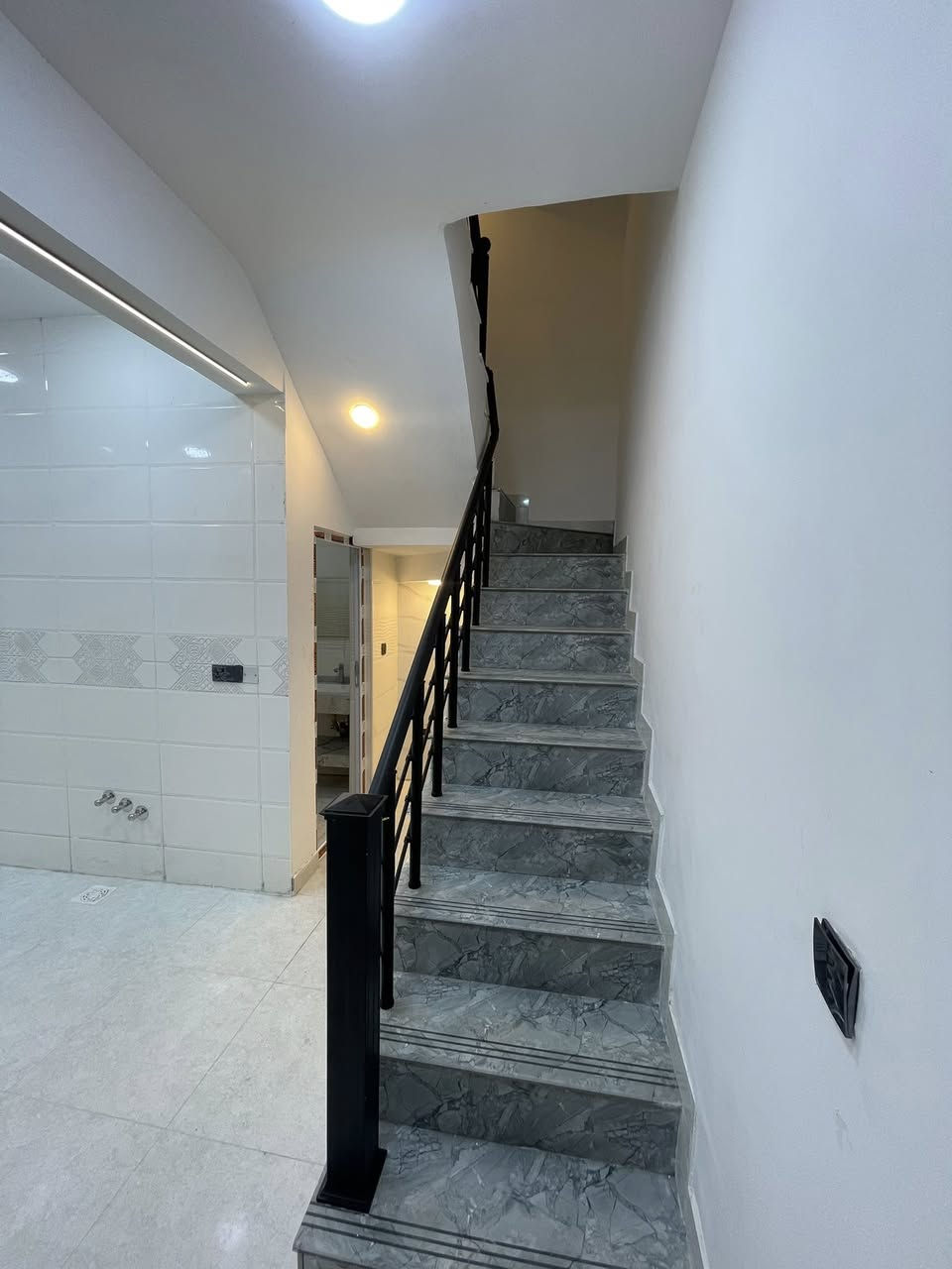 مشتمل   ركن. للبيع. مساحه 50 متر.   واجه 8 ونص  ركن
البيت مدخلين 

في منطقة ديوان المخابرات خلف شارع 60 في حي الجهاد 

مشتمل 50. متر.  ركن. واجه. 8 ونص  على شارع 15 

موقع مميز    بناء درجى اولى. 

سنة البناء 2025

طابقين ونص 

في الطابق والأرضي   صاله. +مطبخ + حمام.  + مطبخ حار  

الطابق الثاني  غرفتين. نوم + حمام. + بالكون. 

الطابق. ثالث. غرفه. +بيتونه. + صطح امامي 

السعر165 مليون وبي مجال 

الاتصال سيف ابو يزن. 

***********

***********

مراجعه مكتب السلام الهندسي مجاور الجمعيه الاستهلاكيه مقابل اسواق السفير الضباط شارع العام حي الجهاد
