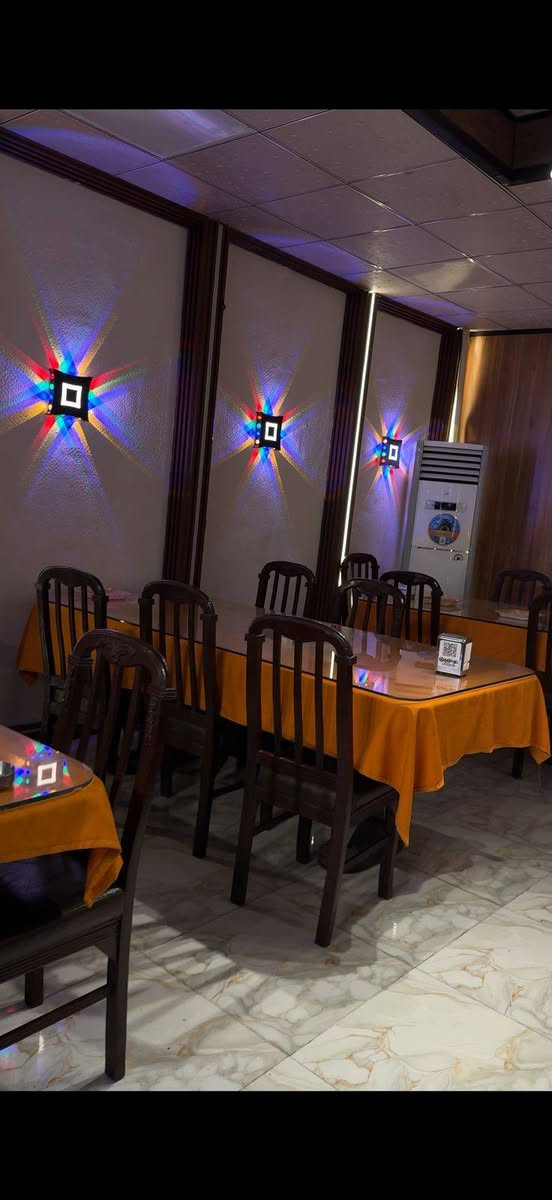 سلام عليكم
9 ميوزه 
كل ميز مع 6 كراسي للبيع
خشب اصلي صاج قوي كلش
سعر 200 الف 
للاستفسار ***********
