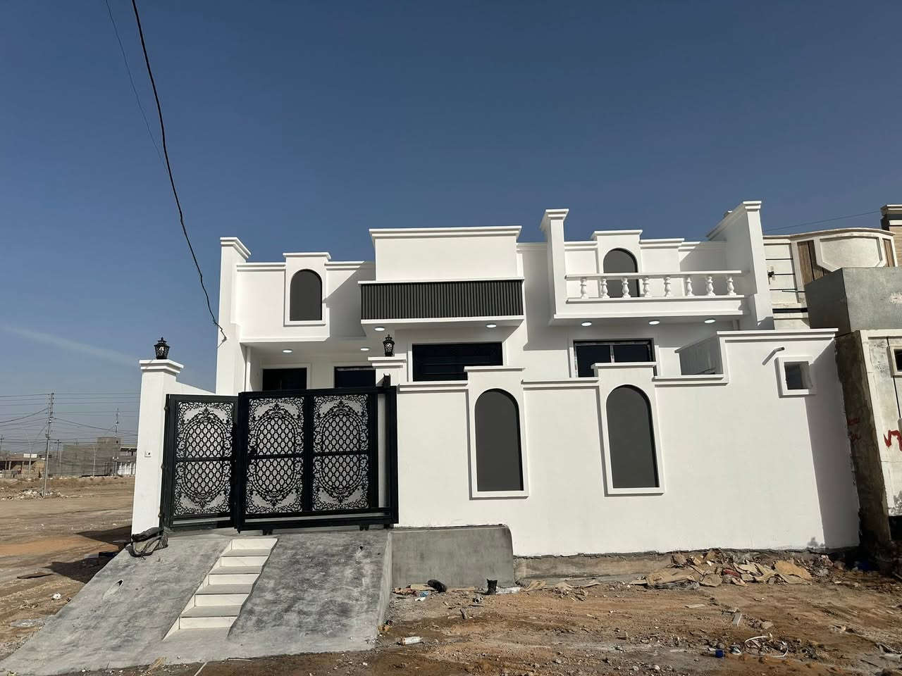 ‏بسم الله دار للبيع الموقع الرمادي ستة كيلو وغرب مول زمبيل يحتوي الدار من كلور واستقبال ومطبخ حار بارد وصالة وغرفة عدد اثنين وصحيات داخلية وخارجية ومنا ور عدد اثنين السطح مادة سنة البناء 2026 الدار ما مسكون وجاهز للسكن سعر الدار 115 مليون التواصل على الرقم *********** مهند العقار في الرمادي ￼￼
