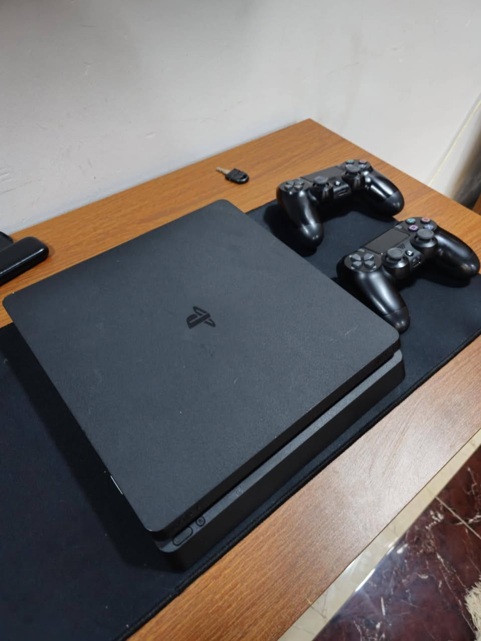 سوني فور مهكر نضام 11 قرص بيه العاب بيس و gta بيها فيراري ثنين وزومبي ما مفتوح برغي بيه جهاز باله يخبل مستخدم شهر مابيع غير جلخ واحد السعر 260 قفل قفل قفل لادور بيه ربع يددتين ***********
