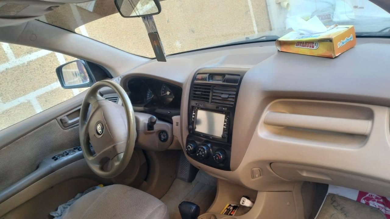 السلام. عليكم رمضان مبارك. عليكم كيا سبورتج خليجي كفاله  بدون اي حادث كير تبريد حداديه رقم انكليزي بسمي ..سعرها ب107 وبيها مجال بسيط…. ***********.مكان السياره كربلا
