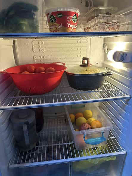 سلام عليكم ثلاجه شغاله مابيها شي فقط الباب ملحوم شغاله وخير من الله  سعر مناسب ورقه مكاني اليرموك  ***********
