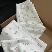 بنطلون جينز أبيض • نقشة ورد • مقاسات S-M-L-XL