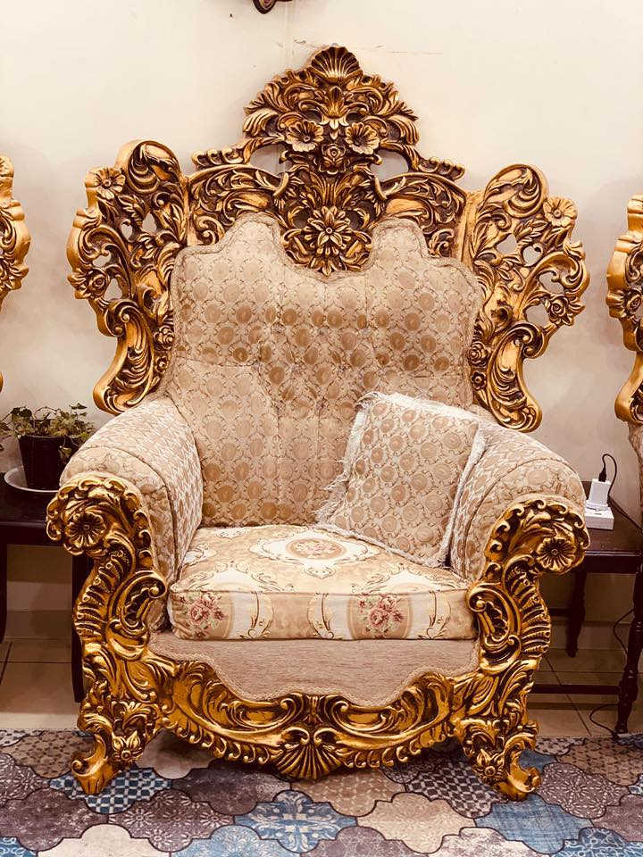 تخم قنفات ملكي 10 مقاعد  2  مقاعد ثلاثي و4 كراسي مع 3 طاولات وحده كبيره 1 متر مربع  و2 صغير  60 سانتيم مربع نظيف جداً بدون اي ضرر   المكان مجمع بسماية السكني 
للاستفسار الاتصال على الرقم *********** موجود واتس اب وفيس بوك السعر على الخاص ولحد يكسر بحلال العالم
