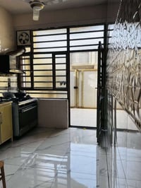 عندي بيت للايجار بابودشير شارع خط النفط طابق واحد بي غرفه واستقبال ومط...