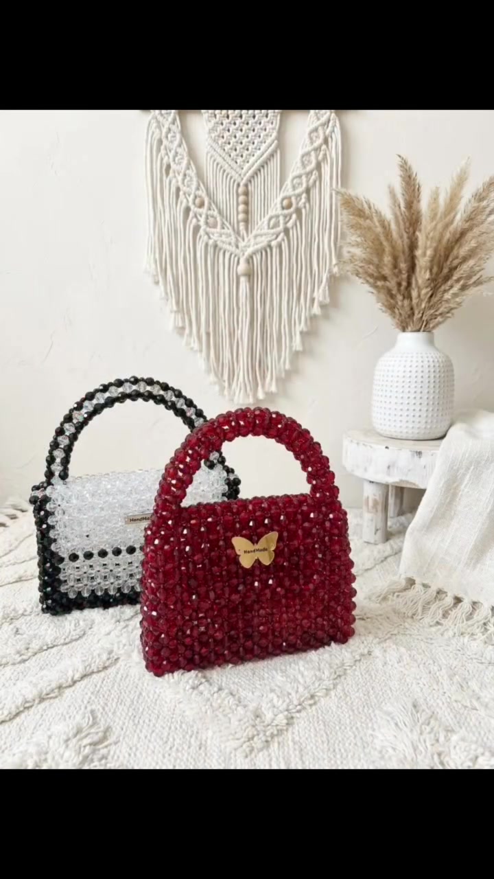 صُنع يدوياً ليحكي قصة فخامة بكل تفصيلة ✨💎
وإذا نحچي عن الأكثر طلباً حالياً، فالشنطة الحمراء متصدرة المشهد بكل أناقة ❤️🔥
أما الأبيض والأسود، فهما لونان كلاسيكيان يضيفان لمسة راقية تناسب كل الأوقات 🤍🖤
للحجز أو الاستفسار، راسلونا دايركت 💌


**إذا كنت صاحب هذا الإعلان وتريد حذفه لأي سبب، رجاءا أرسل رسالة إلى الدعم الفني**
