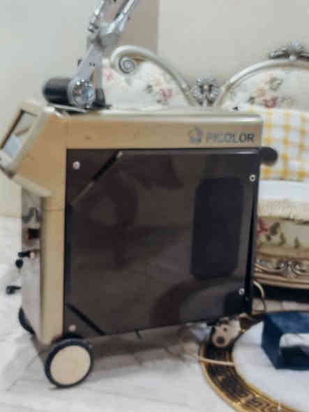 إعلان: "الوحش الأيرلندي الشامل" (Picolor Ultimate)
​العنوان:
💎 لأول مرة في البصرة: المجمع الطبي المتكامل في جهاز واحد (Picolor) الأيرلندي 🇮🇪💎
​النص:
"لأصحاب العيادات ومراكز التجميل النخبة (Elite Class).
وداعاً لتكديس الأجهزة! امتلكي الحل الشامل لكل مشاكل البشرة في جهاز واحد جبار.
نقدم لكم الجهاز الأيرلندي العملاق (PICOLOR) الذي يجمع بين قمة التكنولوجيا الأوروبية (Alexandrite + Nd:YAG) وتقنية البيكو ثانية المتطورة.
​🌟 لماذا هذا الجهاز هو 'الجوكر' الرابح في مركزك؟
لأنه يقوم  13وظائف أساسية تغطي كل ما تطلبه الزبونات:
​1️⃣ إزالة التاتو (الوشم) بجميع ألوانه:
بفضل تقنية البيكو، الجهاز يزيل التاتو الأسود، والأصعب منه (التاتو الأحمر)، وتاتو الحواجب القديم، بفاعلية تامة ودون ترك أي ندبات أو حروق.
2️⃣ تقنية Alexandrite & Nd:YAG:
الموجات الأقوى عالمياً لضمان نتائج طبية حقيقية وليست تجميلية فقط.
3️⃣ الليزر الكربوني (Carbon Peel):
جلسة النضارة الفورية (هوليوود بيل)، لتفتيح البشرة، غلق المسام، وإزالة الدهون.. الجلسة رقم 1 للمناسبات والعرائس 🌑.
4️⃣ تشقير الشعر (Laser Bleaching):
تحويل الشعر الوبري (في الوجه والجسم) إلى لون ذهبي غير مرئي، خدمة مطلوبة يومياً 👱‍♀️.
5️⃣ علاج التصبغات والكلف (Melasma):
تفتيت الكلف العميق والسطحي، النمش، وآثار الشمس وتوحيد لون البشرة بالكامل.
6️⃣ علاج الهالات السوداء:
برنامج متخصص لتجديد منطقة تحت العين وإزالة التصبغ الداكن (Panda Eye).
7️⃣ جلسات البيبي فيس (Baby Face):
تقشير وتجديد سطح البشرة لإعطاء ملمس ناعم كبشرة الأطفال.
8️⃣ إزالة الوحمات والشامات:
التخلص من الوحمات الولادية والشامات السطحية بأمان تام.
​💎 مواصفات الجهاز التقنية:
​المنشأ: أيرلندا (صناعة أوروبية ثقيلة - Heavy Duty).
​تقنية المعالجة: (Skin Regulation) لإعادة تنشيط خلايا البشرة وتحفيز الكولاجين.
​الحالة: نظيف جداً (شبه جديد)، تبريد قوي، جاهز للعمل الشاق.
​📍 الموقع: البصر
💰 ا).
​🚫 ملاحظة: هذا الجهاز يغنيك عن شراء 3 أجهزة مختلفة. استثمار ذكي للمحترفين فقط.
للحجز والاستفسار:
(***********)
​💡 شرح تقنية "البيكو"
​
​ما هي؟
أجهزة الليزر القديمة (نانو ثانية) تضرب الصبغة مثل "المطرقة"، فتكسر الحبر إلى "حصى صغيرة". الجسم يجد صعوبة في التخلص من هذا الحصى، وتسبب حرارة وألماً.
أما جهازك (البيكو ثانية): فهو أسرع بـ 1000 مرة! يضرب الصبغة بسرعة خيالية تفتتها إلى "غبار ناعم جداً" (مثل البودرة).
​الفائدة للزبونة:
​جلسات أقل: ما يحتاج 10 جلسات بالقديم، ينتهي بـ 4 جلسات بالبيكو.
​ألم أقل: لا توجد حرارة عالية تحرق الجلد.
​أمان: يزيل التاتو الأحمر والأخضر الذي تعجز عنه الأجهزة العادية. البصرة
