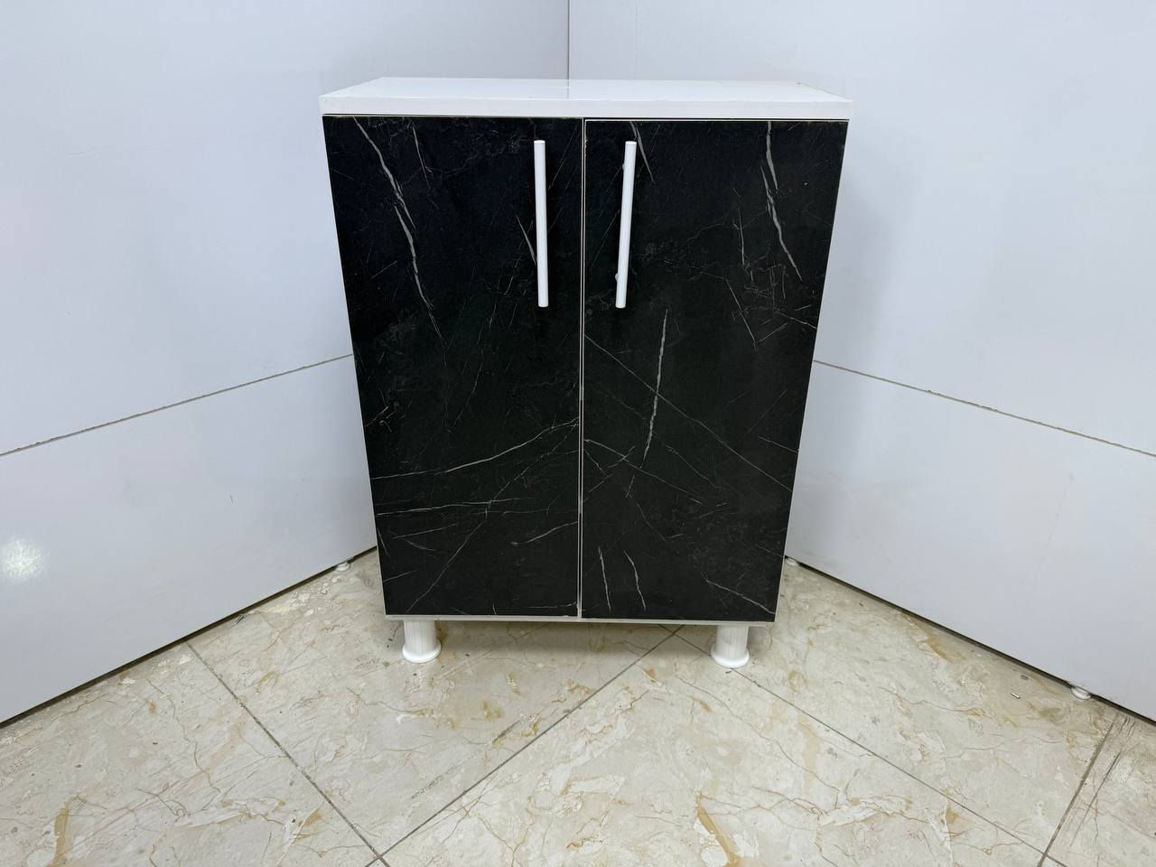 جزامه خشب 

القياسات 
84 سم الارتفاع 
 60 سم العرض 
33سم العمق 

السعر 75.  فقط 
الحجزز ***********
