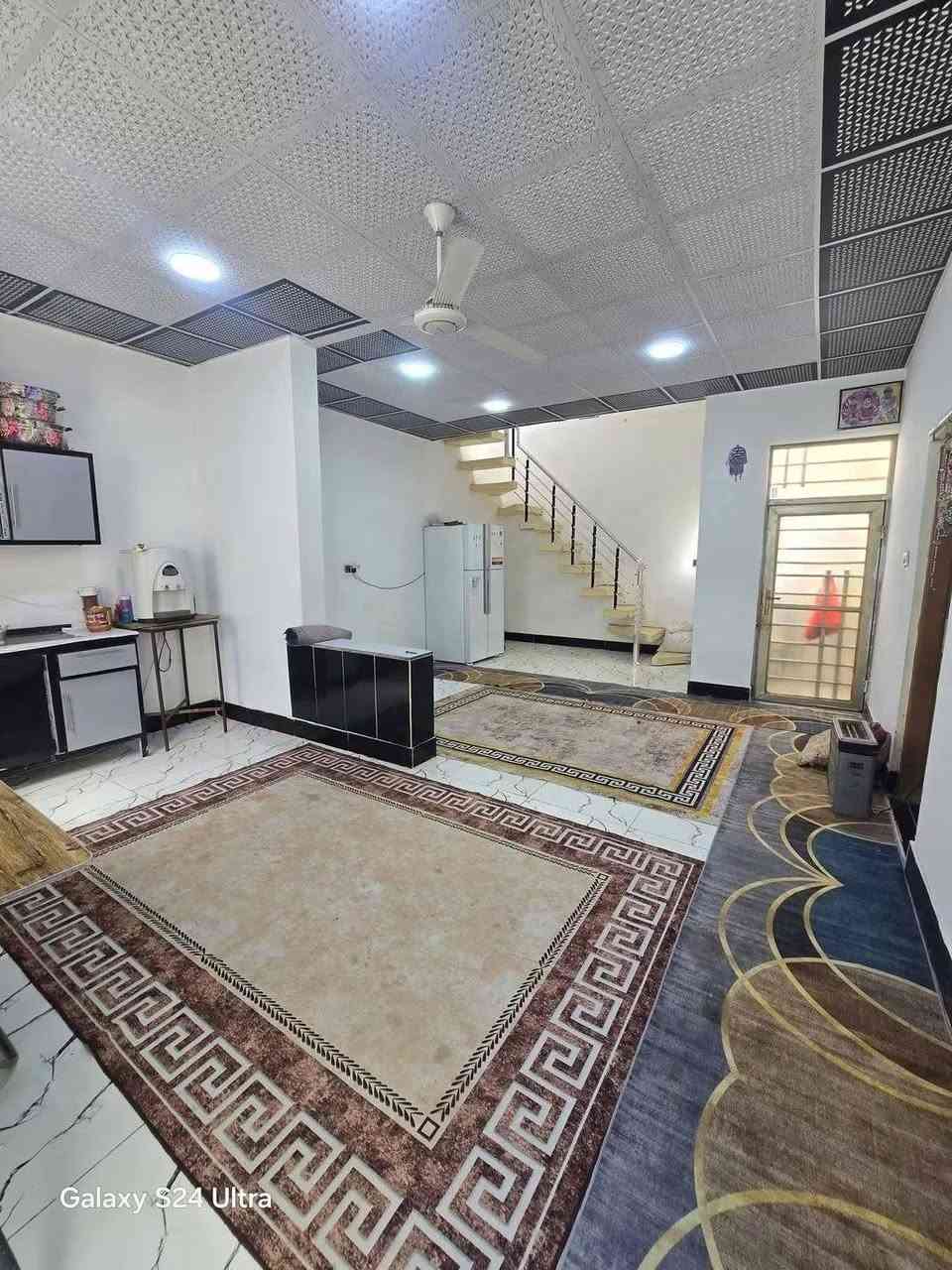 بيت لبيع بشارع المطارالجديدبشارع السبيس على الشارع البيت المساحه ١٤٠متر مربع يحتوي على غرفه وصاله ومطبخ وستقبال وطارمه ومكشوفه وصحيات السعر ٧٢ للستفسار ***********مكتب بركات ام البنين قرب اسواق فدك مقابيل شارع السبيس البيت يصلح عياده او مجمع موقع راقي
