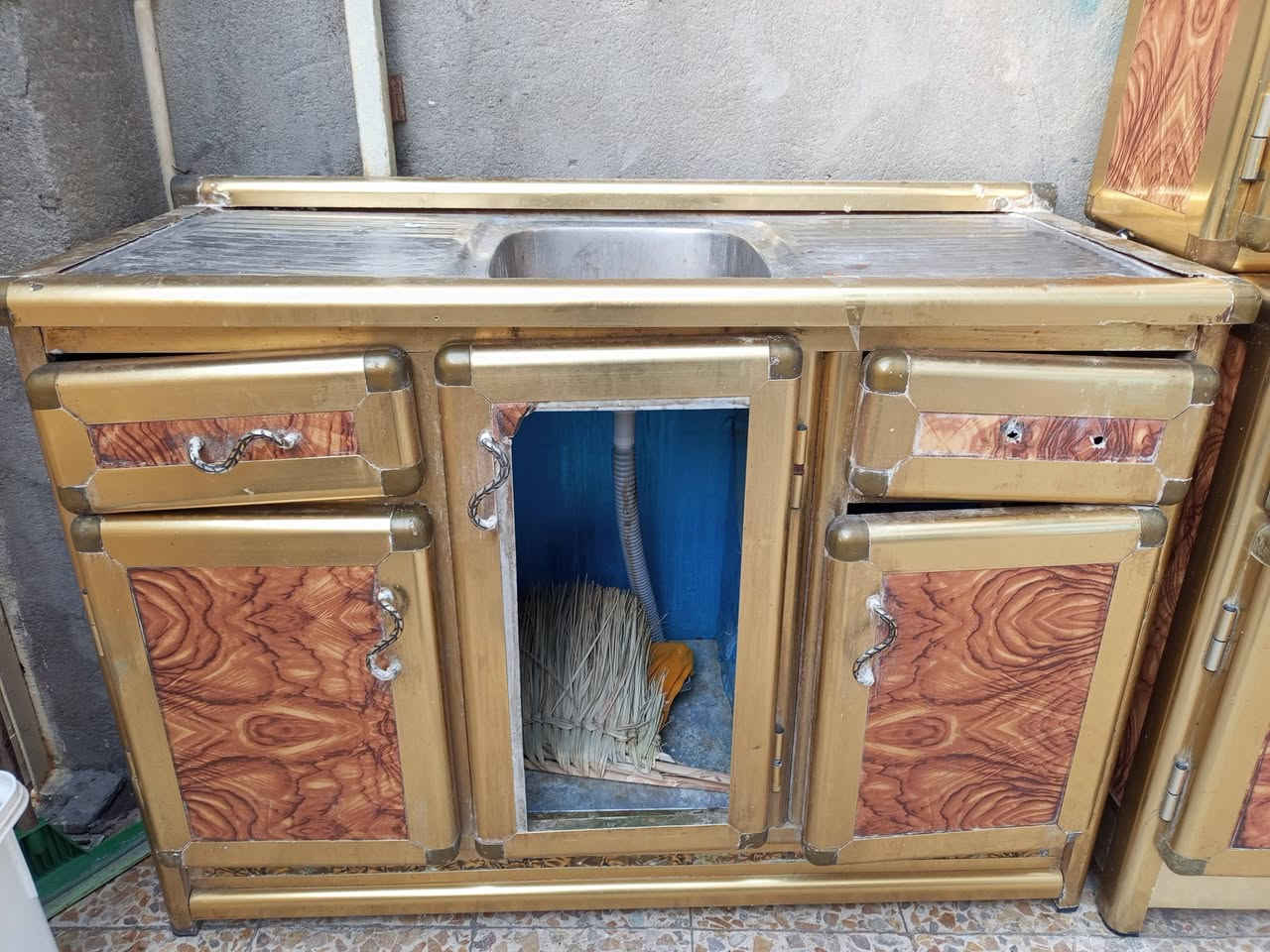 السلام عليكم كاونتر للبيع نظيف يحتاج له بس باب للسنكي سعر 200 مكاني البصره حي المهندسين ***********
