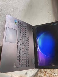 لاب اسوس كيمنك للبيع او المراوس بماك بوك حجم صغير يعني 14 او اصغر وشاش...