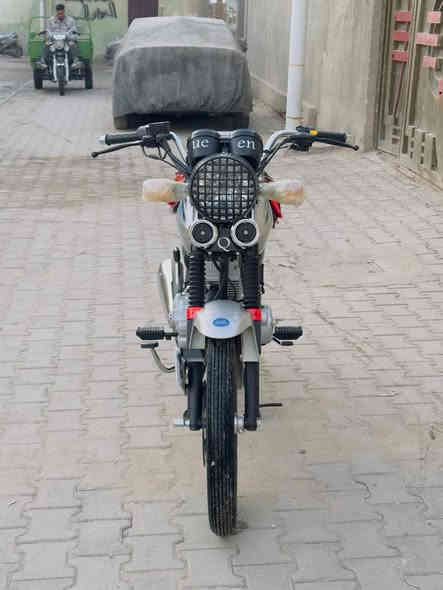 السلام عليكم دايوان عظم مديل 2023 صارلها اربع اشهر من طالعه من المعرض كفاله عامه الدراجه جديده بمعنى الكلمه وماماشيه هواي 
للاستفسار: ‏‪***********‬‏
