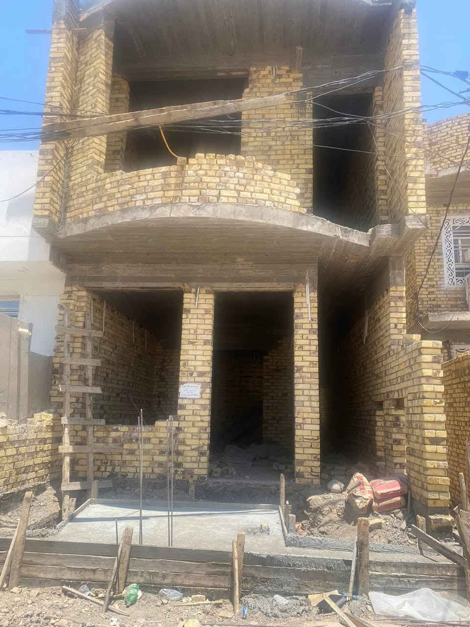� هيكل للبيع – 90 متر زراعي ملك صرف عثماني 🏡

📍 الموقع: حي الثقافي
خلف مطعم مندي دار اليمن – فرع بيت رئيس الجامعة
(أو خلف مطعم حياوي، الطريقين نفس الموقع)

🔹 الهيكل طابقين
🔹 الواجهة: 5 متر وربع
🔹 البيع كامل أو على الوضع حسب الطلب

📌 تفاصيل الطابق الأول:
▪️ استقبال
▪️ صالة
▪️ منور
▪️ مطبخ
▪️ مجمع صحيات

📌 تفاصيل الطابق الثاني:
▪️ غرفتين نوم
▪️ صالة
▪️ مجمع صحيات

━━━━━━━━━━━━━━━━━━

📞 للاستفسار والمراجعة:
مكتب المحيط لبيع وشراء العقار – الديوانية
📍 الشارع الحولي – خلف جامعة القادسية – قرب غسل غريب الطوس

☎️ الاتصال:
***********
***********
