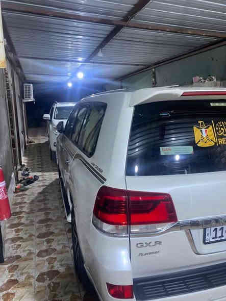 السلام عليكم لاندكروز موديل 16 السياره خير من الله ماشيه 140 السياره بلاتينيه يعني اعلى فئه بجكسار رايدها ب 460 وبيها مجال قليل رقمي ***********
