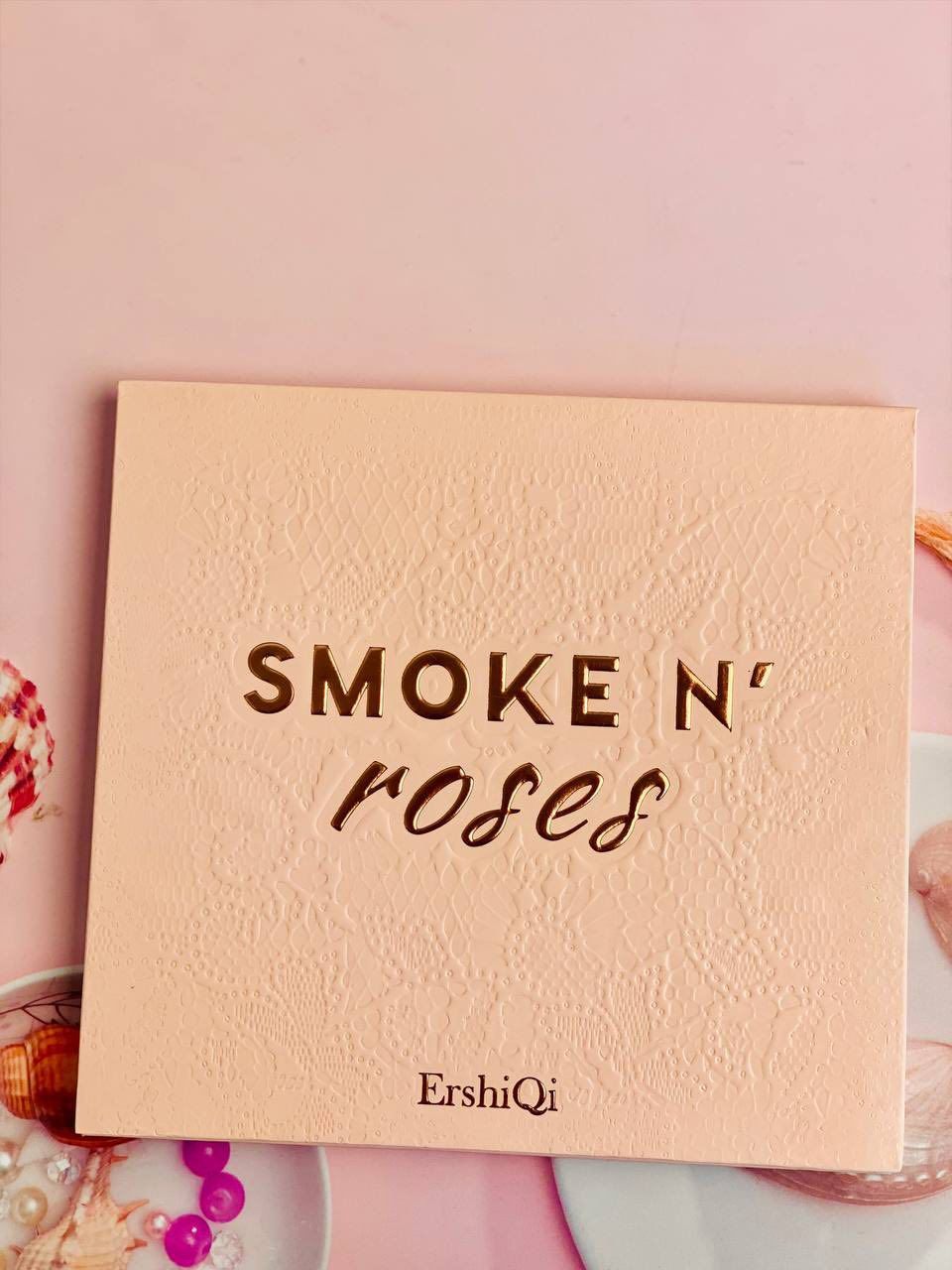 سحر العيون يبدأ من هنا! ✨👁️
دللي نفسك مع باليت ErshiQi الجديدة، المصممة لتناسب كل لحظاتك.. من إطلالة الصباح الهادئة وحتى سهراتك المتلألئة. ✨🌷
• تنوع مذهل: 30 لوناً تجمع بين (Matte) المطفي والمخملي، و(Shimmer) اللامع بلمسة حريرية. 🎨
• ثبات عالي: ألوان قوية واضحة (Pigmented) تدوم طويلاً دون تكتل. ✅
• تدرجات ساحرة: من النيود والترابي الدافيء إلى الألوان الجريئة كالأحمر والزيتي الملكي. 💃
• تصميم فاخر: علبة أنيقة بنقشة الدانتيل مع ريشة دمج احترافية. 🖌️

السعر


**إذا كنت صاحب هذا الإعلان وتريد حذفه لأي سبب، رجاءا أرسل رسالة إلى الدعم الفني**