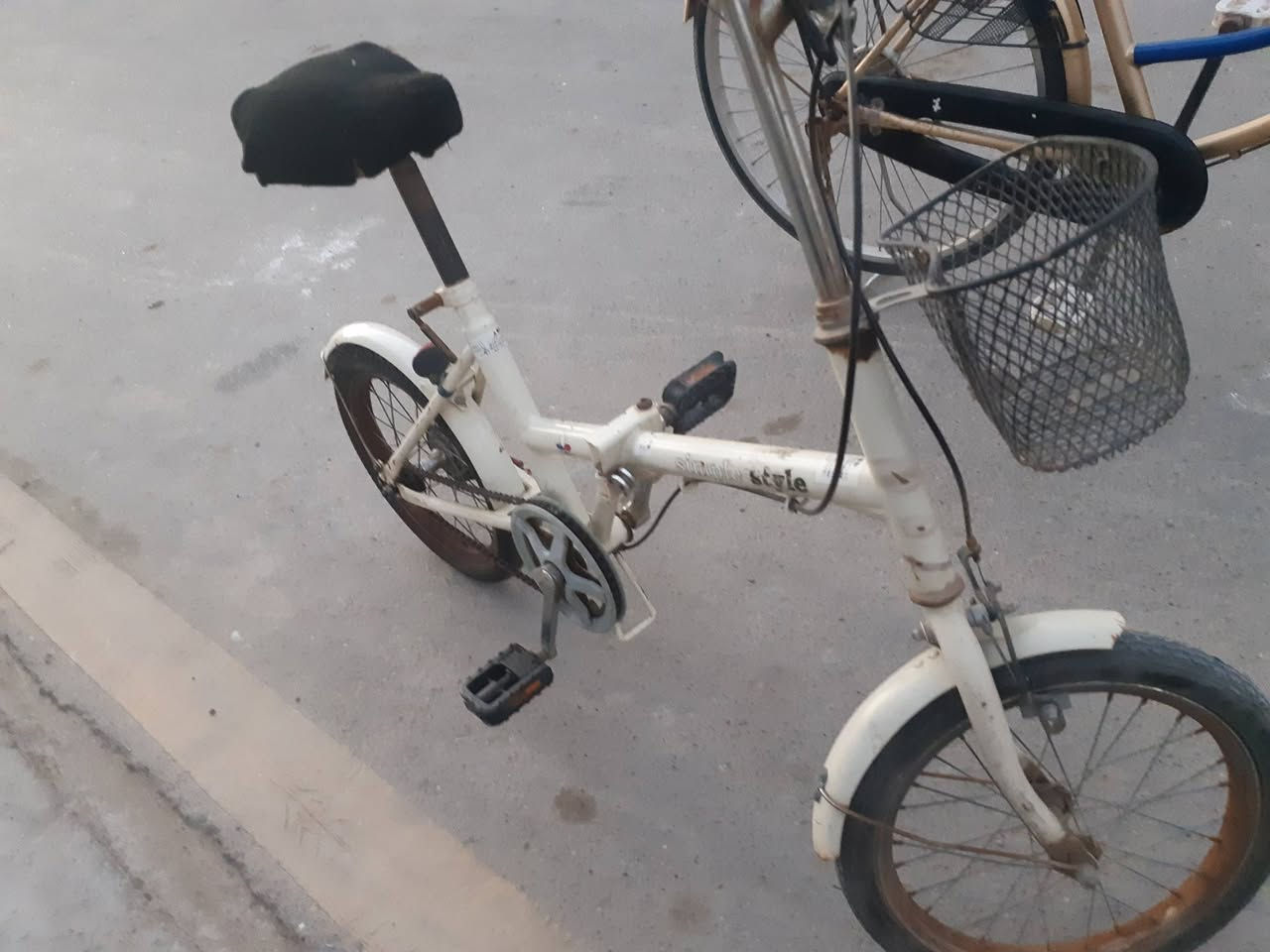 بايسكلات للبيع البناتي ب٧٠ والتكسي ب٦٠ العنوان كوت داموك ***********
