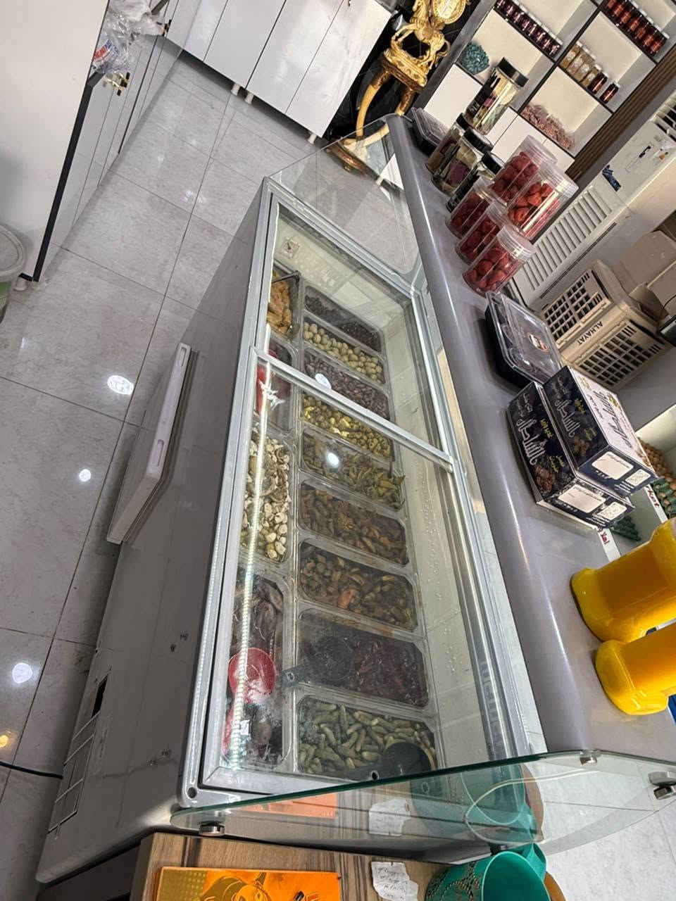 اثاث محل جديد اقل من شهر مدة الافتتاح للبيع
وذلك بسبب عدم التفرغ 
المحل للبيع بجميع مكوناته 
ايضا عروض على المواد الغذائية الموجودة
الموقع/ الناصريه/الموحية مقابل شارع ٣٠ على الشارع العام
للاستفسار ***********
