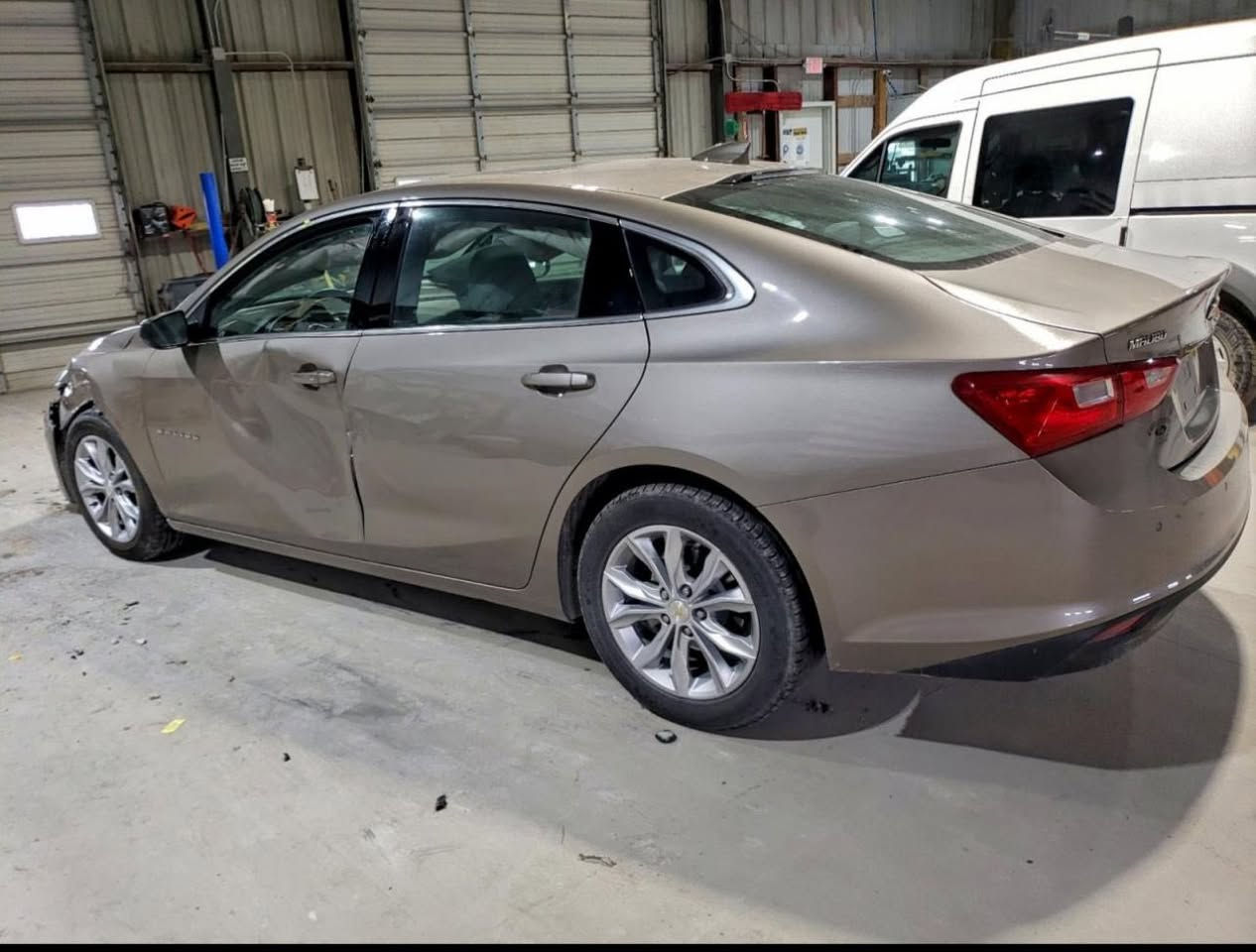 ماليبو 2024 فول مواصفات
فئة LT بنوراما 
دواخل ابيض + حساس خلفي
الضرر واضح ايرباك بردة فقط
تعمل وتسير بدون اي گلوب بالعينه

تترقم حرة او كتاب شهداء كل المحافظات
مدة الوصول 60 يوم ميناء البصرة
السعر واصل ميناء 92$

للتواصل ***********
