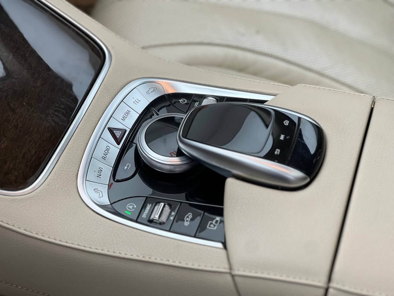 Mercedes-Benz S350d 2019 4matic 

القصر المتحرك ميرسيدس بينز اس كلاس ٢٠١٩  

محرك 6 سلندر 3.0 لتر دیزل 
كير 9 سرعات
وارد الماني مکفولة کفالة عامة على وضع الشركة  

ماشية208,000 كيلو  
فول مواصفات
جكات تصعد وتنزل 
فتحة سقف بانوراما
رادارات وكامرات 360

٤ تكم 
تحكمات كشنات امامية و خلفية كهربائية و مساج
كشنات تدفئة وتبريد
ابواب شفط (Soft Close)
نظام اضائة داخلية 64 لون 
DISTRONIC PLUS نظام القيادة الذكية
كاميرات 360 درجة
نظام النقطة العمياء
للحماية قبل الحوادث PRESAFE نظام
مساعد الحفاظ على المسار
نظام الفرملة التلقائية في حالات الطوارئ
و بعد هواي مواصفات 

رقم دهوک الدولي شرط التحویل 

بسعر(390) و بیها مجال  

مكان السيارة

دهوك -معرض ارشف R-Shev
رقم51 من معارض التيرمينال 

***********
*********** دهوك, العراق
