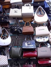 حقائب نسائي سعر ب5 عنوان حله سوك المسكف قرب سوك الصفافير  07817631443