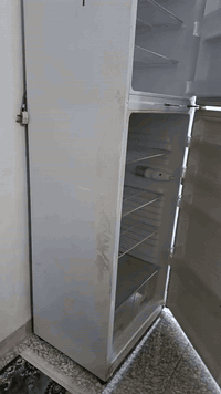 السلام عليكم ثلاجة كلش نضيفه حجمه 20 بس متفصل
***********
