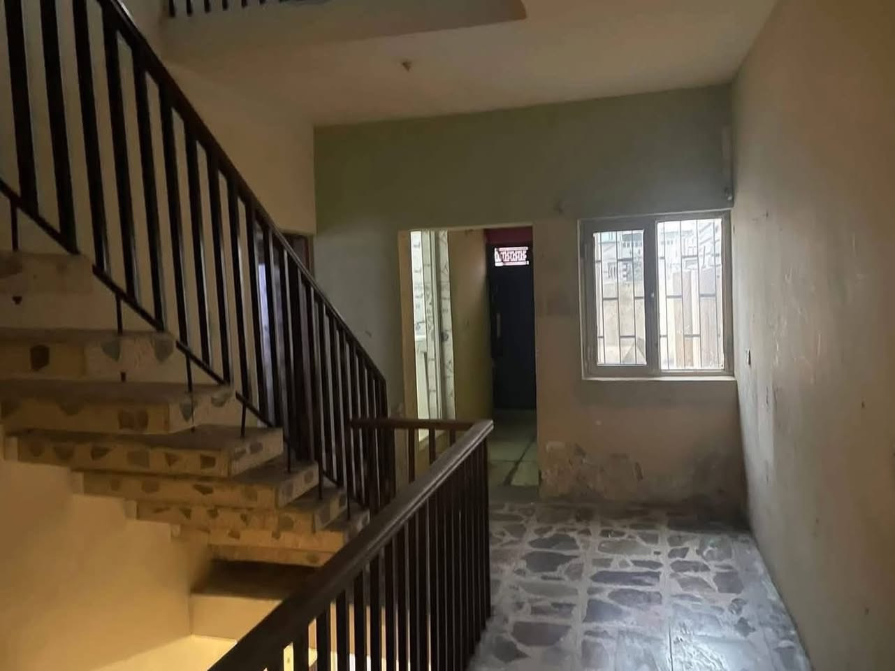 السلام عليكم

يستمر مكتب الشرع للوساطة العقارية بتقديم افضل العروض المناسبة الى الزبائن الكرام 

دار مساحة 262 متر واجهة 8.85 متر نزال 30 بناء 2000 يحتوي على (5) غرف نوم سويتات سقف (3) متر  خدمات فوك وجوه موقع الدار حي اور شارع ابو عبير على الشارع العام 

    

  للاستفسار — ؛.   

*********** 

***********.    مصطفى الشرع

       

 ~~~~~~~~~~~~~~~~~~~~~~~~~~~~~~~ 

مكتب الشرع للوساطة العقارية

حي اور قرب النادي العربي مقابل جامع الرسول الاعظم

  #الجميع
