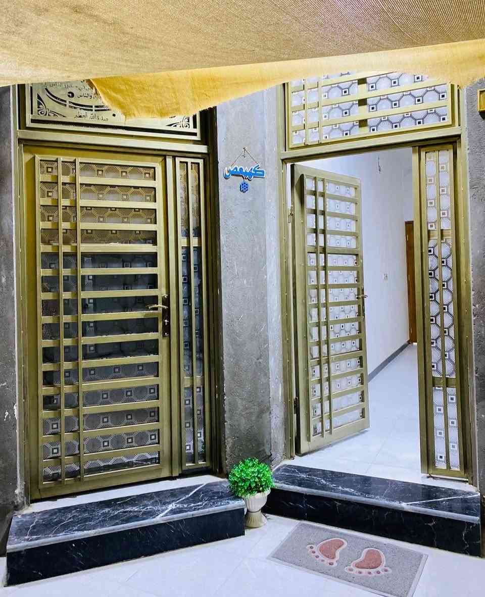 بيت 250 متر طابو أسهم في شارع السفينه بناء حديث السعر  148
يحتوي على ثلاث غرف صالة ديوانية مجاميع صحية داخلية وخارجيه مطبخ حار وبارد 
السفينة شارع مدرسة الواثق قرب مضيف هيئة سلطان القلوب
بناء حديث كافة الخدمات ماء+كهرباء+مجاري
رقم تلفون 
***********
