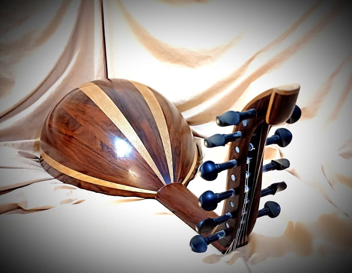 السلام عليكم ( صناعتنا ) سيسم هندي
الوجه سبروس
المفاتيح ابنوس
المسطرة المضرب سيسم
مع تحياتي لكم 
***********
