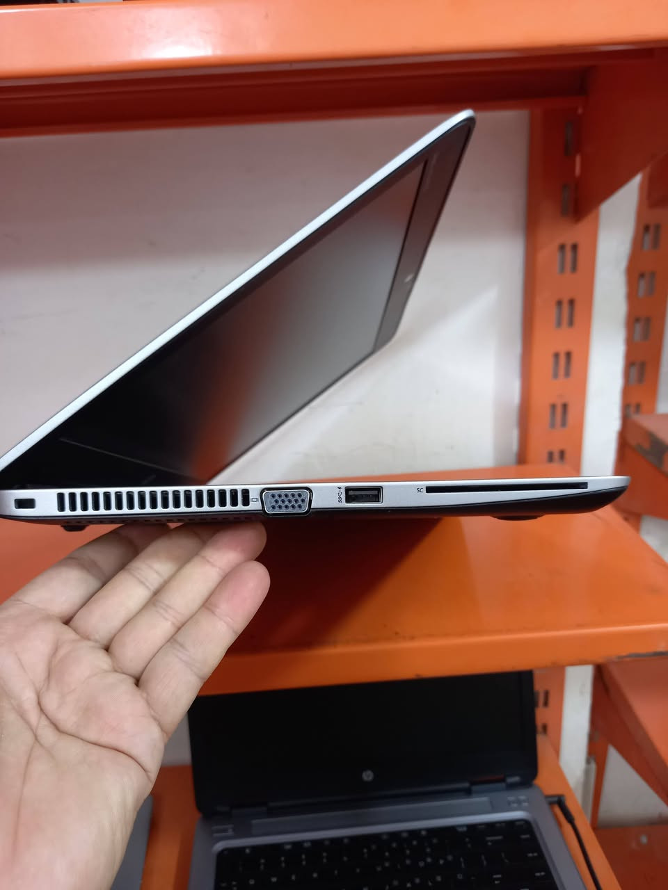 لابتوب hp

الجيل السادس 
المعالج كور اي 5 الجيل 6
الهارد    256 ssd 
الرام 8.  ddr4 
كارت الشاشة  4  شير 
حجم الشاشة  14
الشاحنة اصلية 
يحتوي على منفذ تايب سي للشحن او نقل البيانات
نظام التشغيل ويندوز 10 عربي انكليزي 
الملحقات شاحنة وجنطة 
السعر  200
***********
***********
يوجد توصيل

متوفر 
تتوفر مجموعة لابتوبات بأسعار مناسبة ومواصفات
