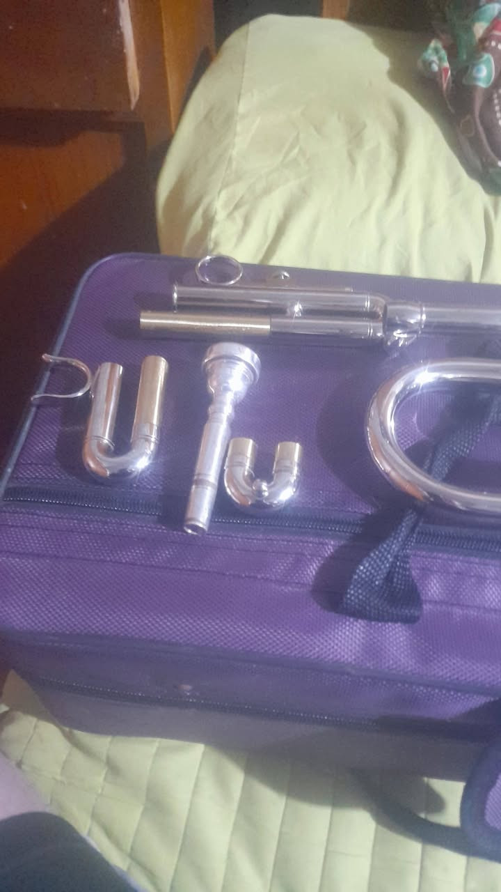 السلام عليكم ترامبيت الون فضي السعر ١٢٥ جديده صوت مفتوح ***********
