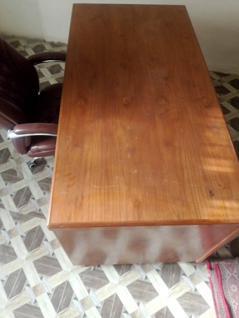 السلام عليكم ميز مع كرسي ميز مكتب  صاج  حطاطه جديد مستعمل شهر واحد     الرقم  طوله 180*80 التفاصيل الرقم ***********
