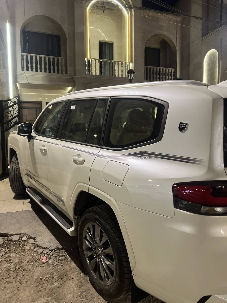 السلام عليكم
لاندكروز 2025 ساز Gxr 

ام الرادار واربع كامرات وشاشه جبيره بلادي من الشركة 

السيارة بعدها زيرو ماشيه 1000 

السياره شادلها لحية لمتد 

ومالتها الاصليه هم موجودة
للتواصل ***********
