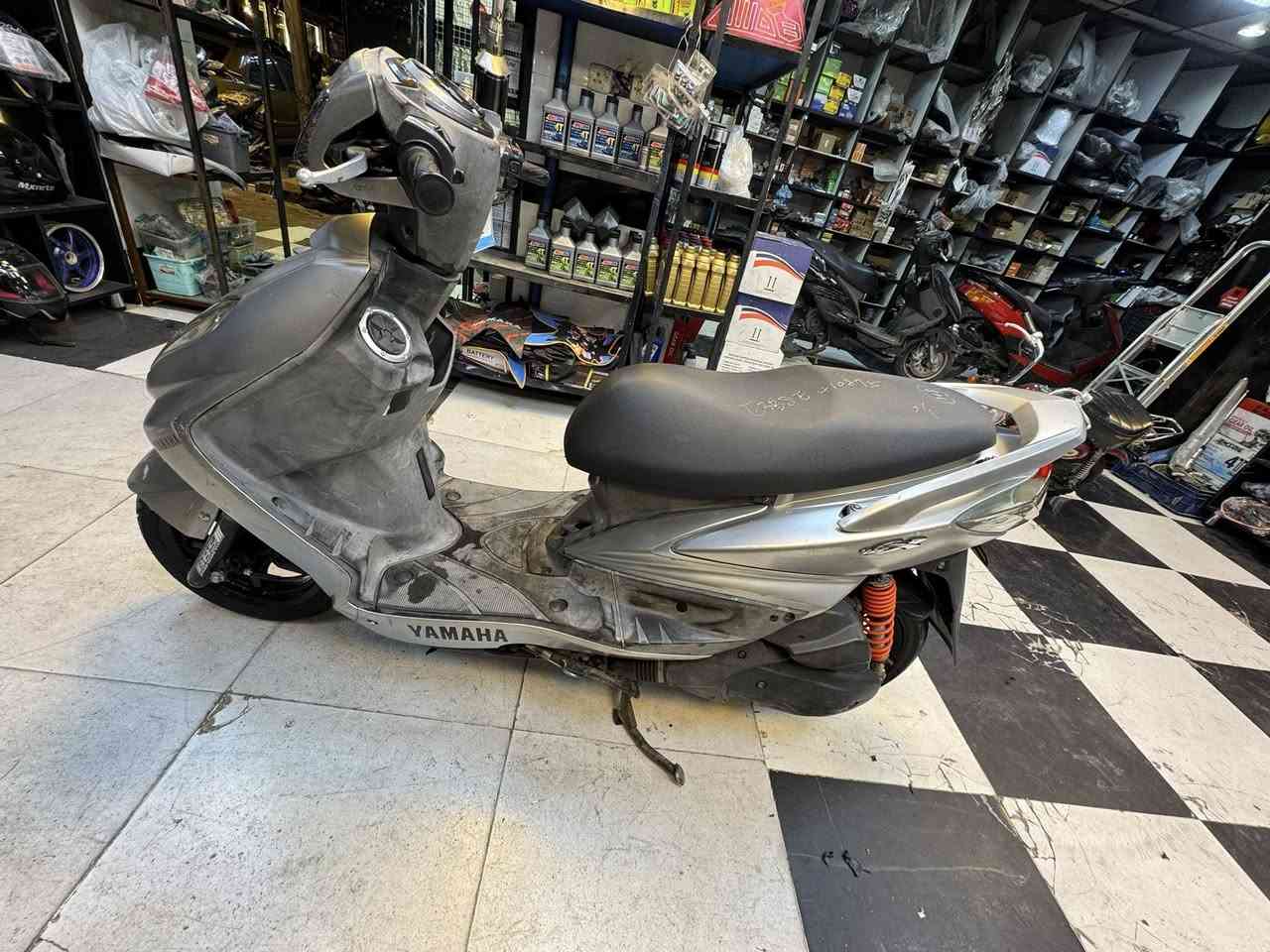 السلام عليكم دراجة سكنس فحل نوزل للبيع اللون سلڤر  
ماشيه 22 الف دراجة صارلها شهر من نازله 
للاستفسار عن السعر خاص 
*********** 
العنوان الاعظمية
