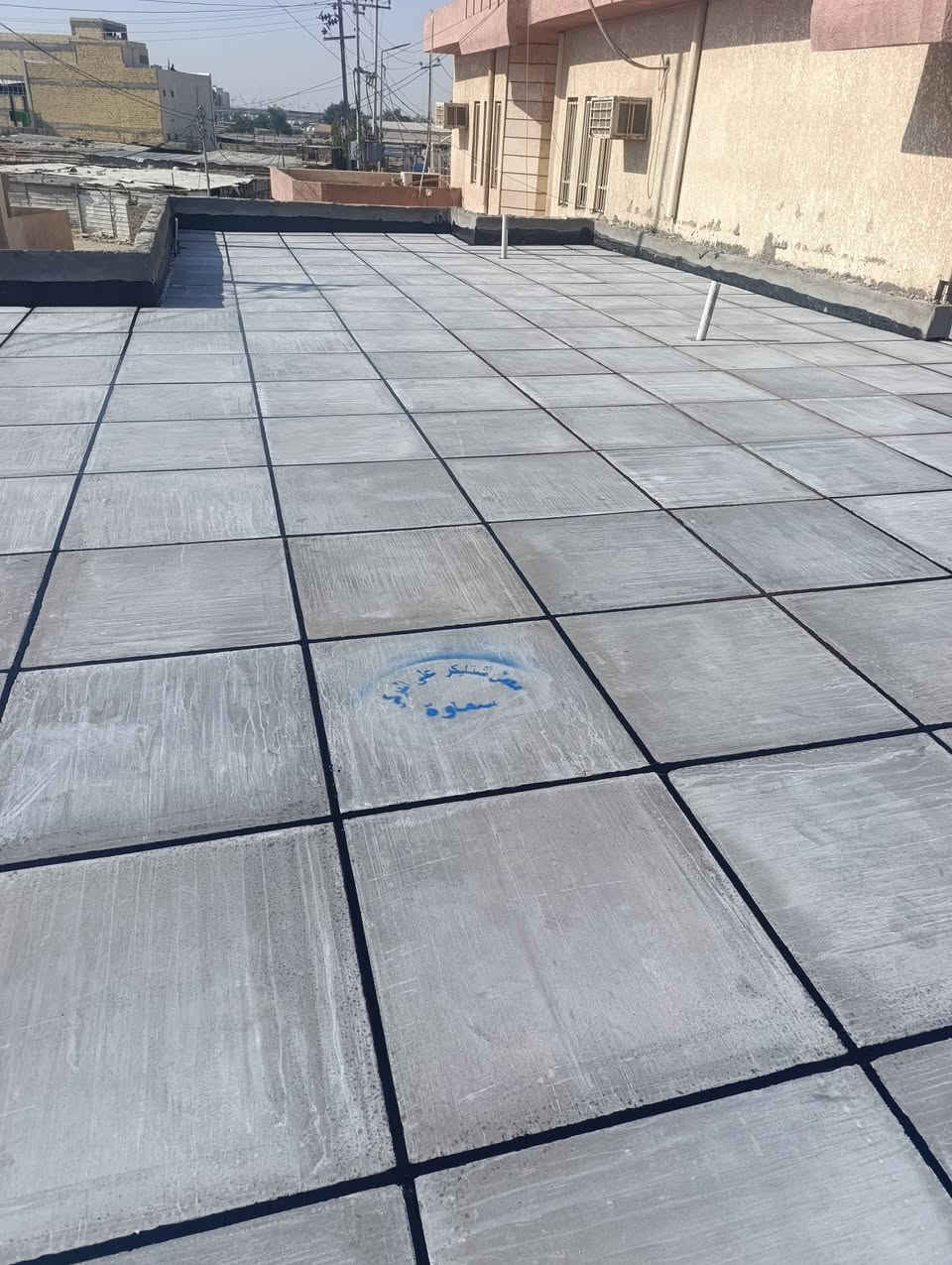 بسم الله الرحمن الرحيم تطبيق الاصطح بلاشتايكر وبشرط يكون من السماوة بلاضافه الى تنضيف السطح بلهواء وطلائه بمادة الفلانكون الاماراتي الاصلي واضافه زفت حار والنايلون الزراعي والزميج المخلوط والمرحله الاخيره الماستك الحار وبشرط تفحص صطحك  للاستفسار اكثر *********** واتساب او اتصال
