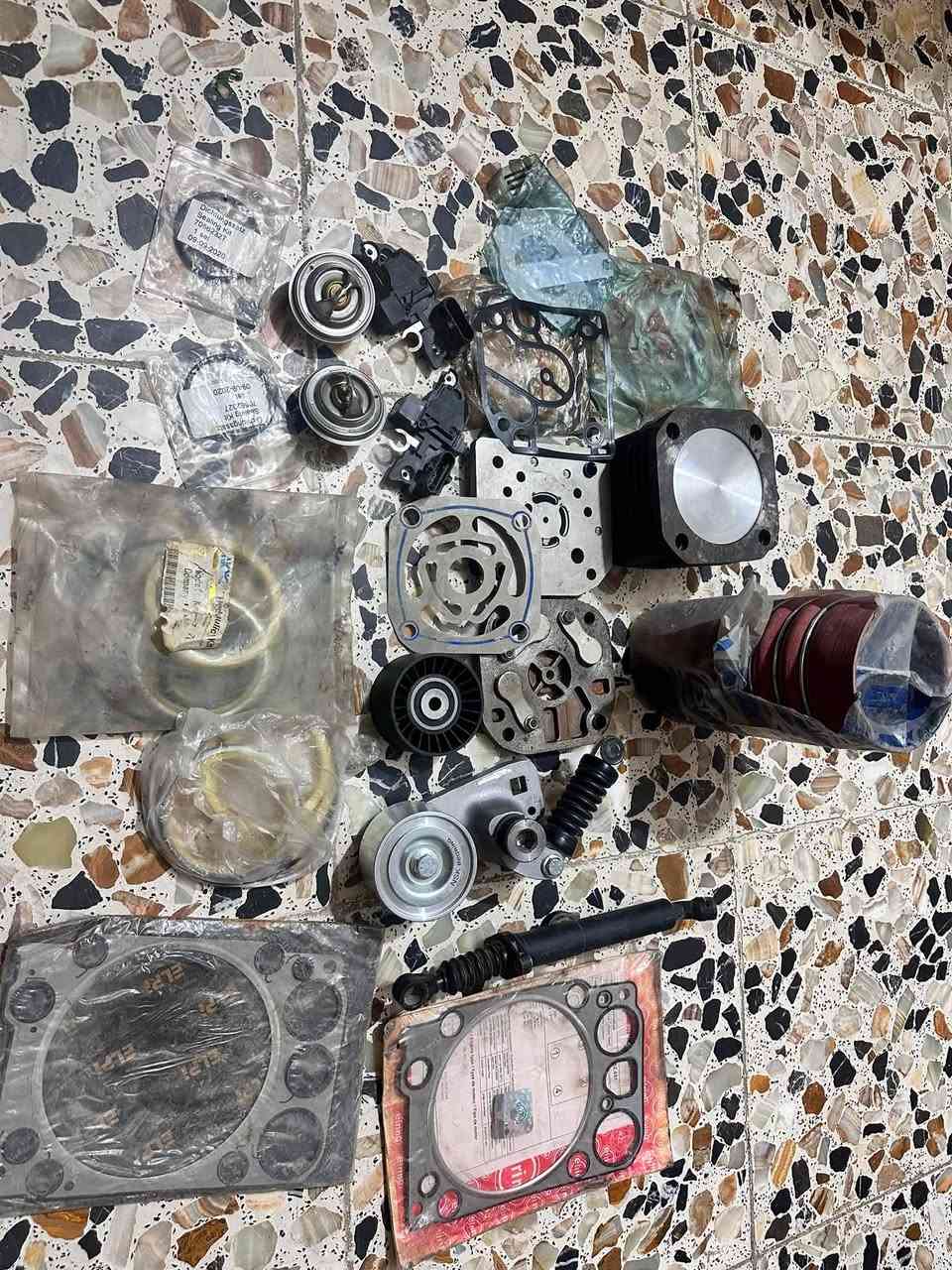 السلام عليكم
غراض اكتروس للبيع ابيعهن كلهن سوه كازكتات عنبار كلج تاروسه هواء هيه وكوراته واشراته وكزكتاته وكتفات شحن دينمو ولفات حماوه 65 + روله وضاغطه هيه ورولته وهذني الچبن مادري فايبرات وياهن واشرات تجفيته كامله 

عنواني بغداد الهاتف ***********
