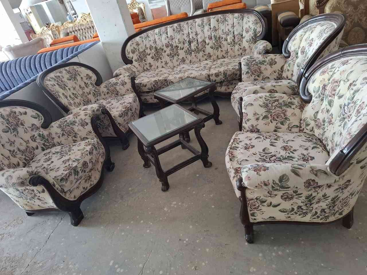 تخم ملكي كلاسك زان باله تركي نظيف جدا جدا 7 نفر كلش امرتب اسفنج مضغوط كل ضرر مابيه وخشب قوي كلش   بابل الحله الحمزة الغربي   ويوجود توصيل♥️️️
***********
