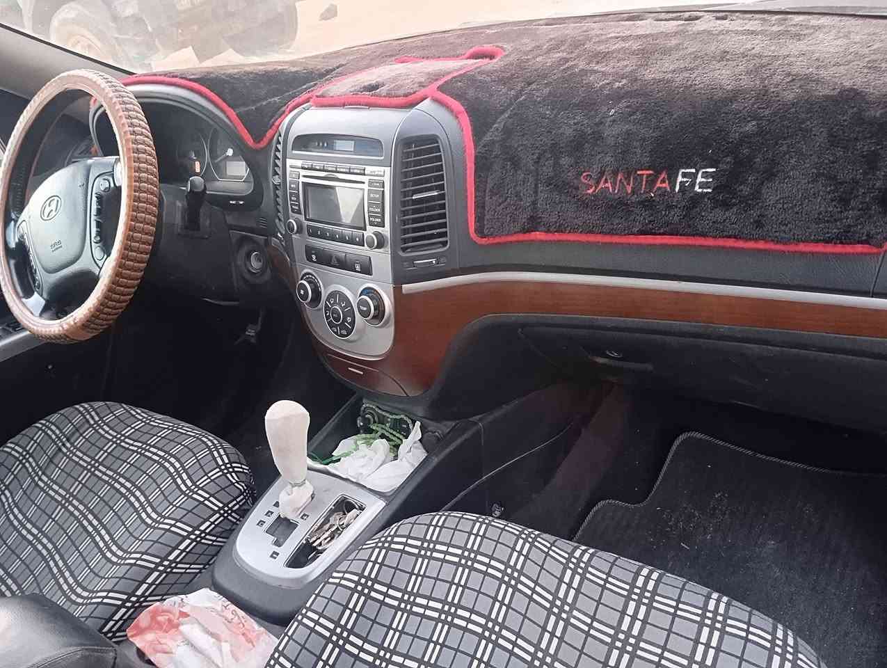 للبيع سنتافي ٢٠١٠ كاز 
بيها كصة جنطة
سوبر جارج
متؤمة طبق الاصل 
٥٠ ورقة وبيها مجال 
مكانها نجف 
***********
