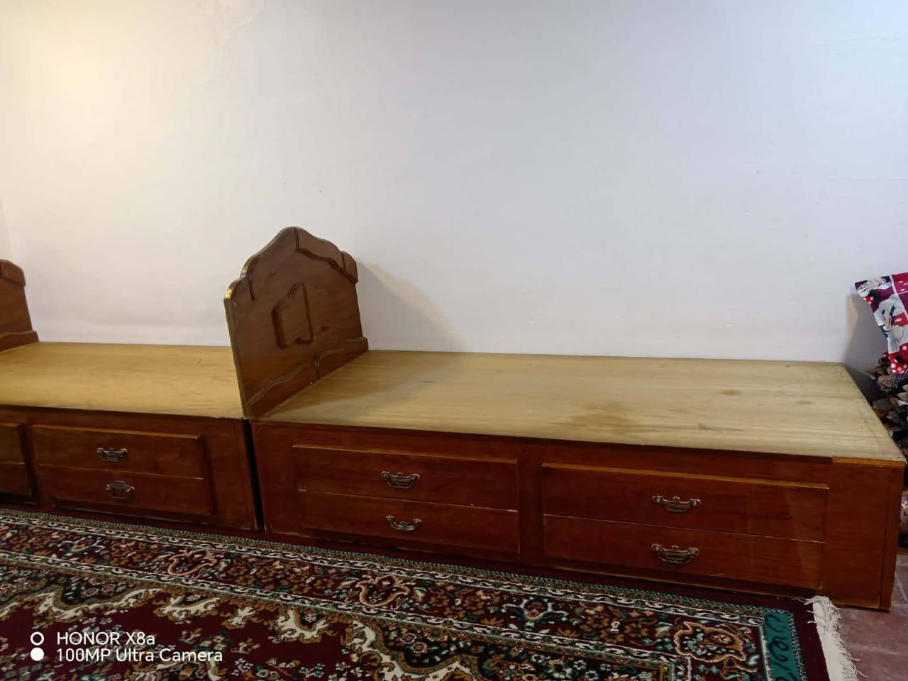 تخت عدد 2للبيع للاستفسار على الارقام ***********/***********
