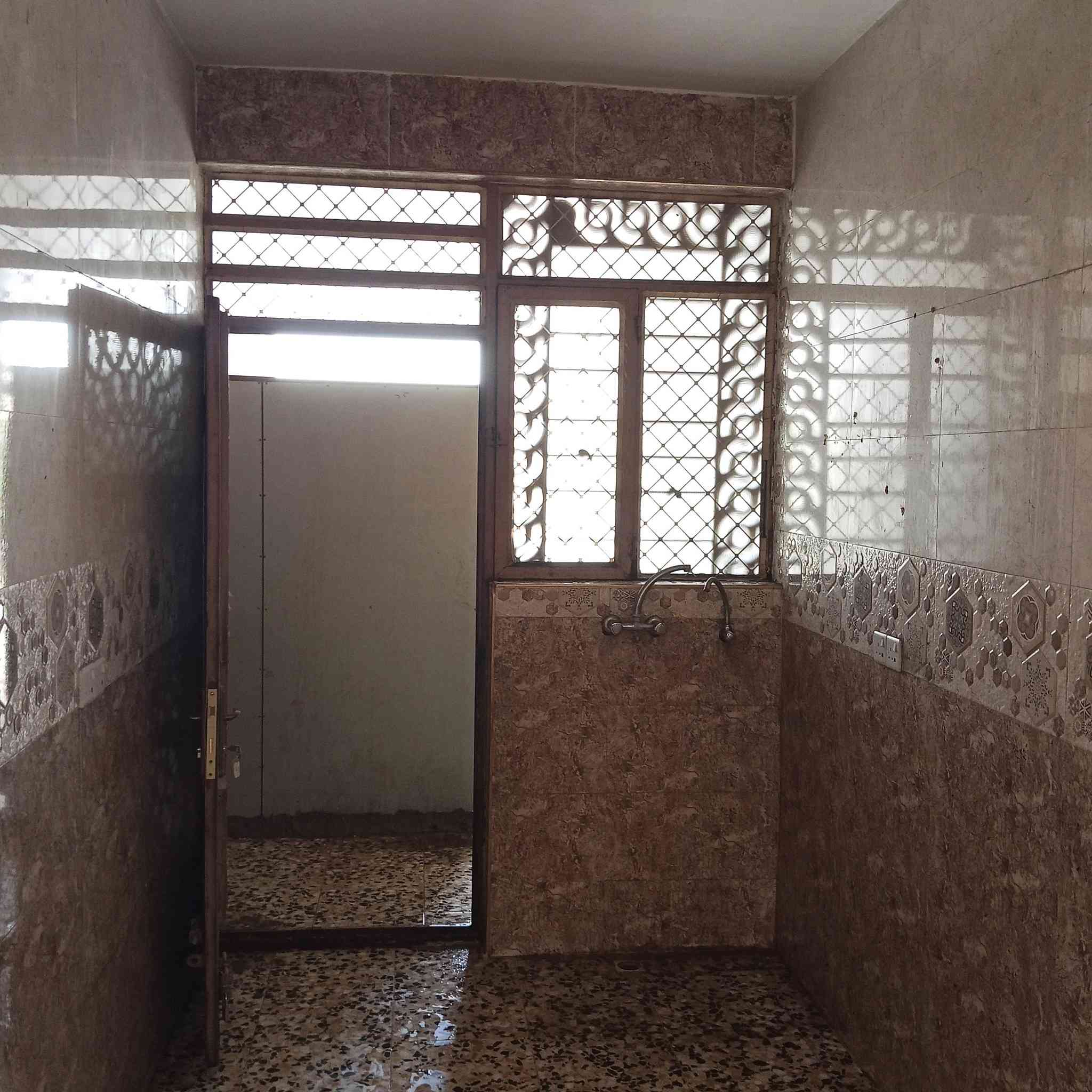 سلام عليكم بيت الايجار طابق الثاني معزول بي عرفه هول سطقبال جبير مطبخ وسطح بكان شارع كنانه يجار 400فتفسار ***********
