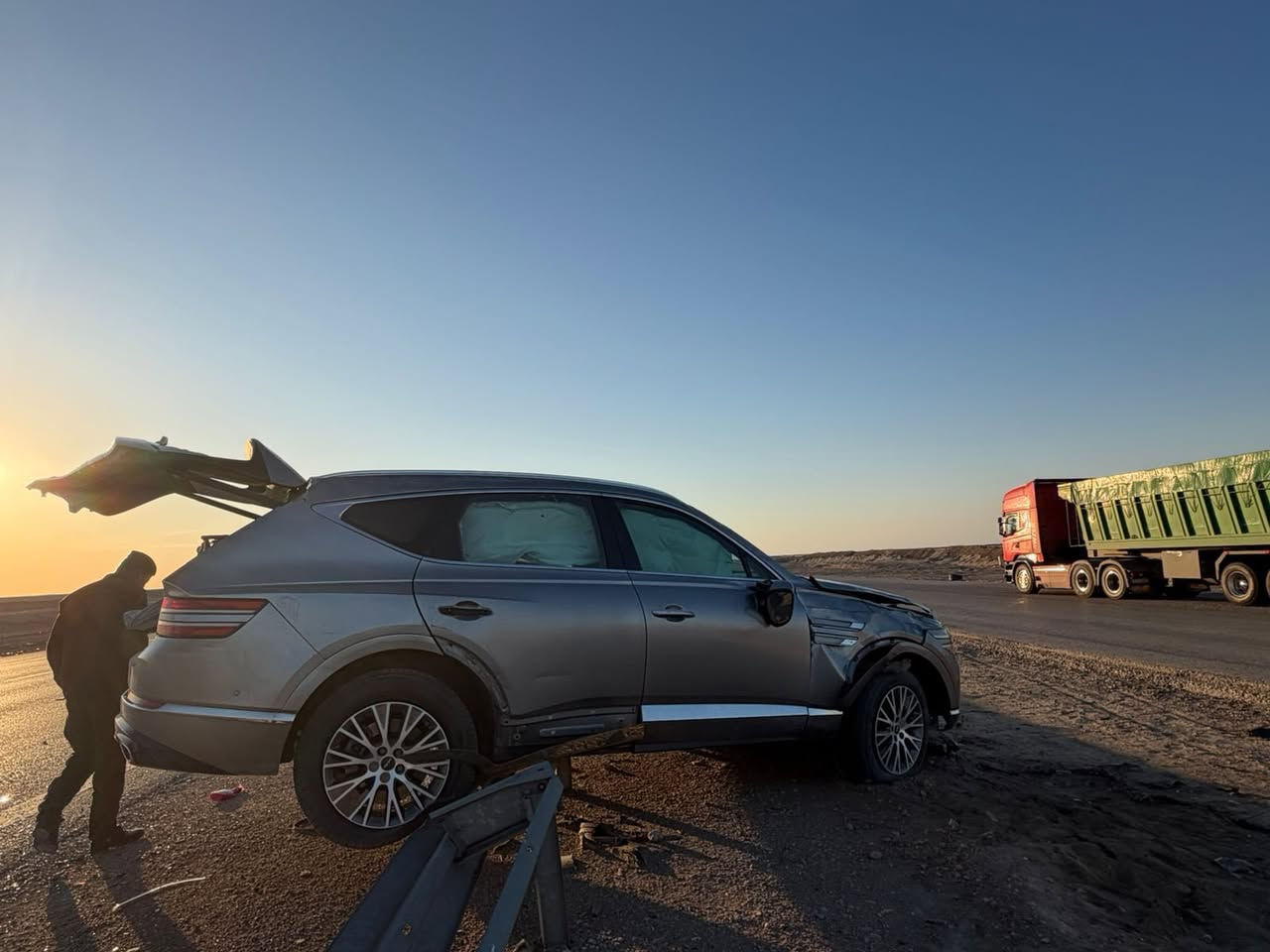 سلام عليكم سياره جنسزز موديل ٢٠٢٤
حادث موضح أمامك سياره فترت ايرباك دركه ودشبول سليمات 
لغد شاصي سليم سابقن بجم كبس ***********السعر ٢٤٥
