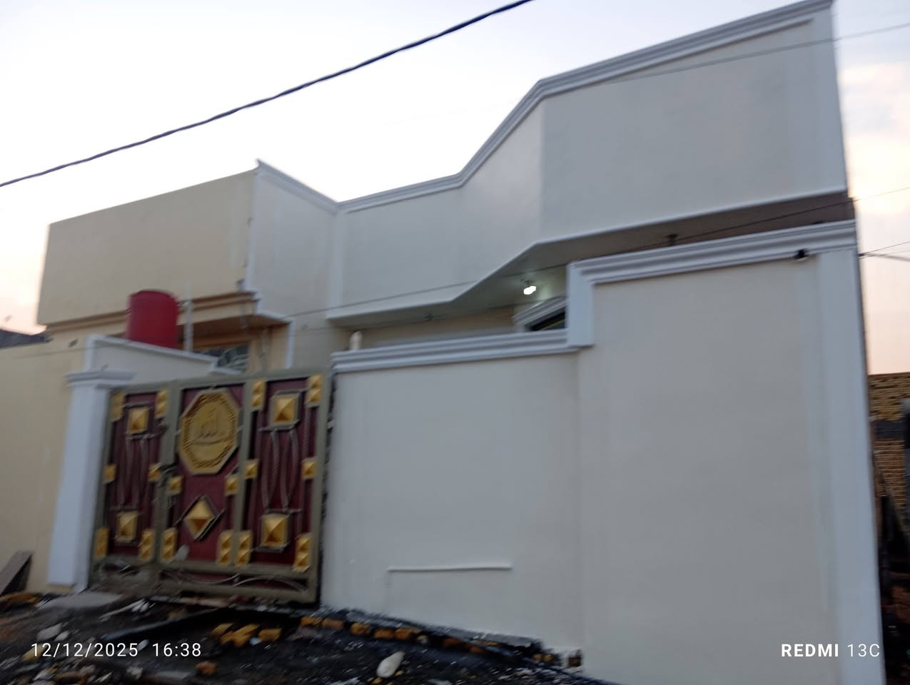 دار 150 م طابو صرف يحتوي على غرفتين نوم واستقبال ومطبخ وصحيات داخليه و خارجيه وهول للبيع والاستفسار مكتب المهندس للعقار ***********
