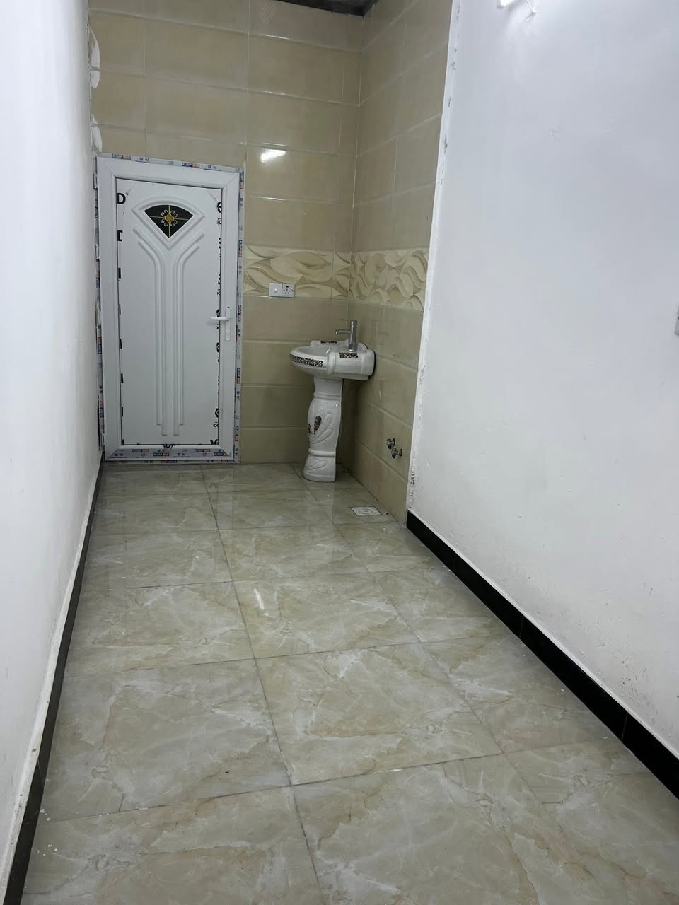 بيت 120 م 
طابق ثاني للايجار
بناء جديد وجاهز من كلشي 
غرفة نوم وحده كبيره
استقبال كبير 
مطبخ / حمام / طرمه كبيره
تانكي / سخان / ماطورين صاعد ونازل
الايجار 350 الف 
ابو دشير / نهاية الضغط / مقابيل العلوه
للاستفسار : ***********
