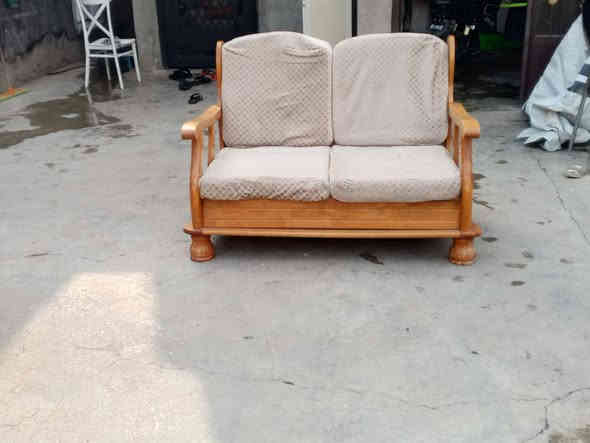 سلام عليكم تخم  كراسي خشب عدد اربعه  نضيفات  للبيع الشراي يتصل او يتفضل خاص عنوان كركوك حي العسكري ***********
