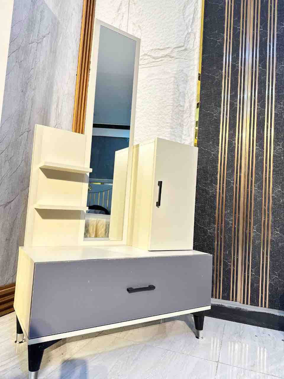 *تم وصول موديل بول 200*
*5قطع*

*معمل اصلي دافنس*
*نفس الصور والفديو طبق الاصل*
*سرير مخزن* 
*اناره بالكومديات*
متوفر مقطع فيديو للمنتج في قناة الغرف التركية 
توصيل خمس، قطع بغداد مجاني اطراف 20 محافظات 75
محافظات شماليه توصيل 125
تصعيد كل طابق 10
ملاحظة الشد مع التوصيل
السعر 600 
الغرفه جديده 
التواصل وتساب ***********
