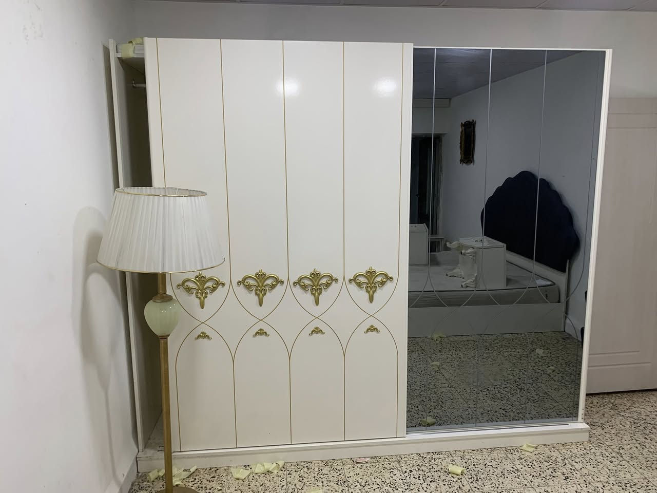 غرفة نوم نظافتها ١٠٠٪؜ للبيع
العنوان /  سرجنار شارع ابو سناء مجاور فندق برج الحياة بالضبط للاستفسار الاتصال 
***********
 واتساب ***********
