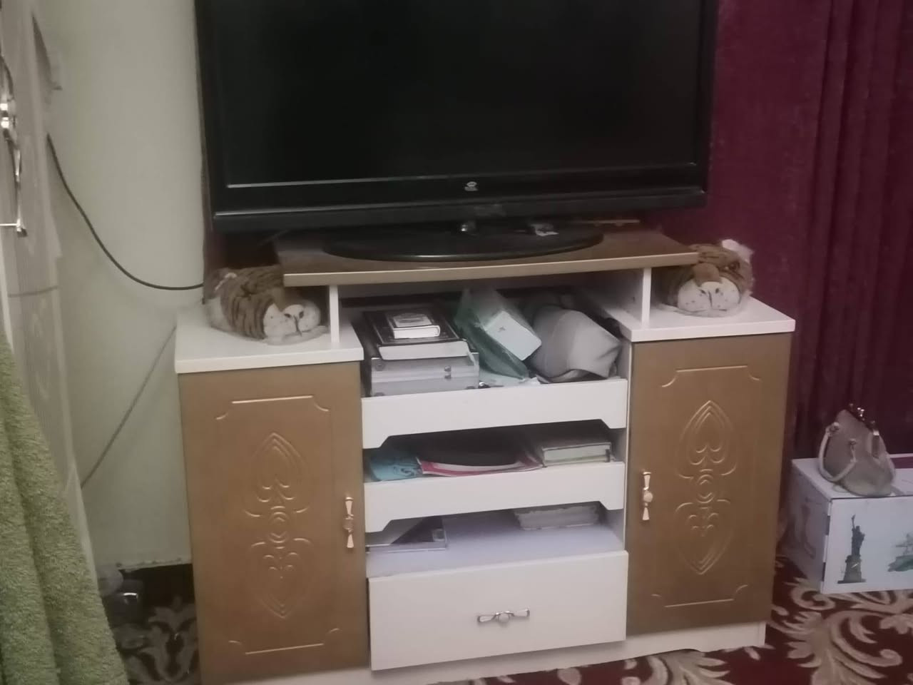 السلام عليكم غرفة للبيع سعرها 600 وبيها مجال لاتكسرون بالسعر***********
